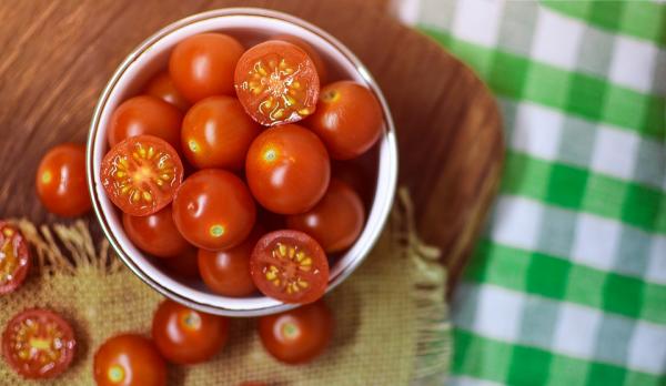 Voivatko kanit syödä tomaattia?  - Onko tomaatti hyvä kaneille?