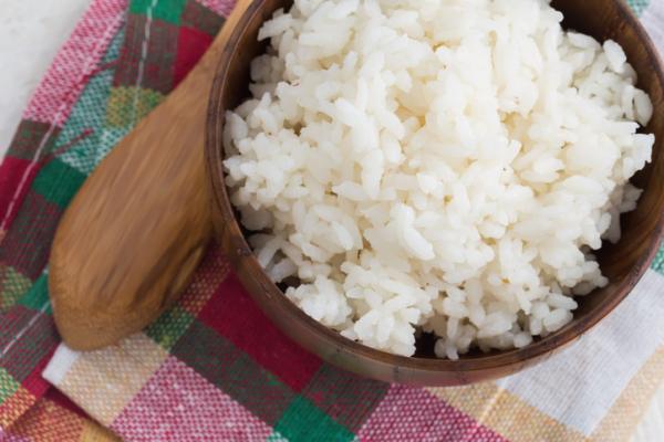 Voivatko kissat syödä riisiä?  - Riisin ominaisuudet ja hyödyt kissoille