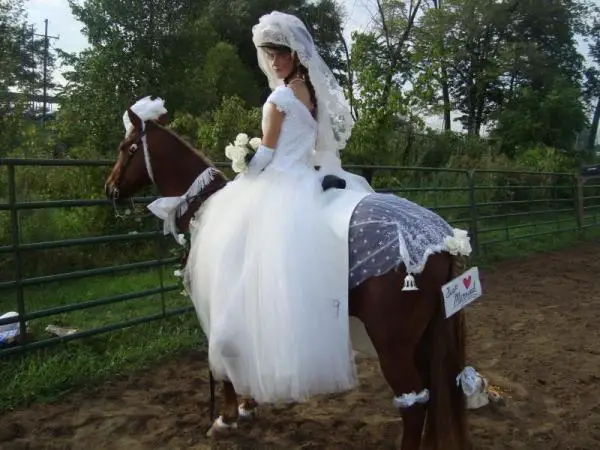 10 Halloween -pukua hevosille - 10. Corpse Bride (ja hänen hevosensa)