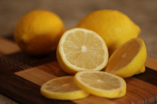 Mandarin -timanttini kynsi höyhenet - muninnan aikana