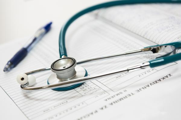 Miksi koira oksentaa sappia?  - Vakavat syyt sapen oksenteluun