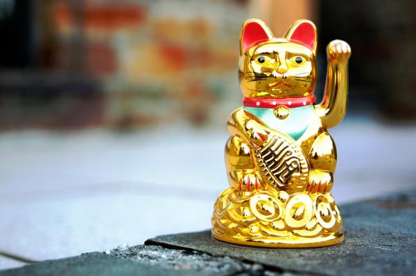 Kiinalaisen onnekkaan kissan historia - Maneki Neko - Mikä on sen alkuperä, kiinalainen vai japanilainen? 