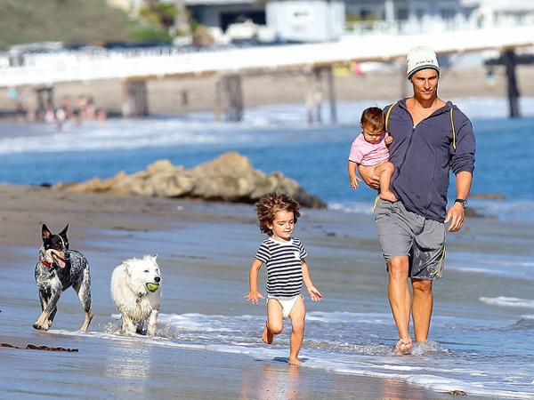 Top 10 julkkikset, jotka ovat adoptoineet koiria - 10. Matthew McConaughey