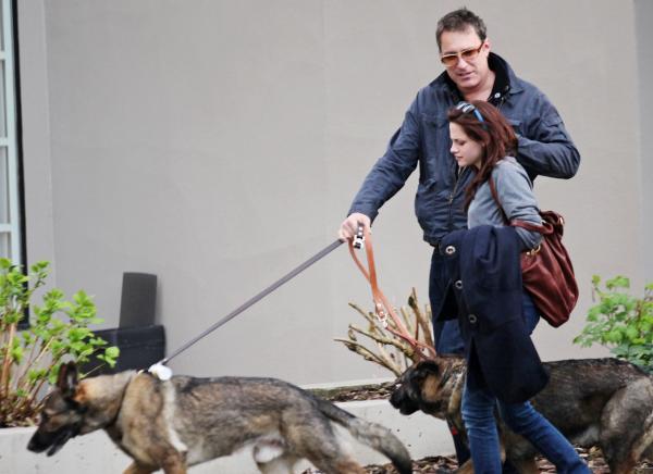 Top 10 koiria adoptoinutta julkkista - 6. Kristeen Stewart ja Robert Pattinson
